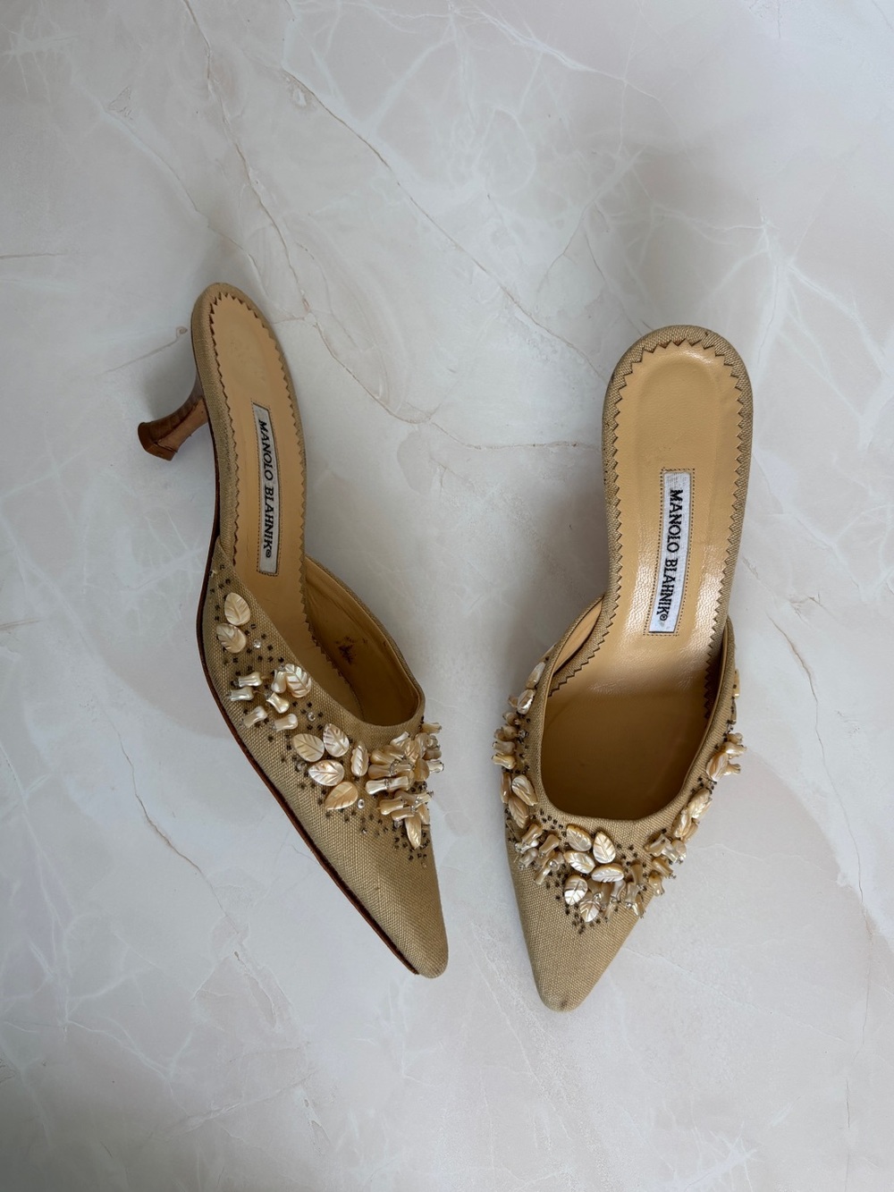 Rare vintage Y2K Manolo Blahnik tan pearl kitten heel mule